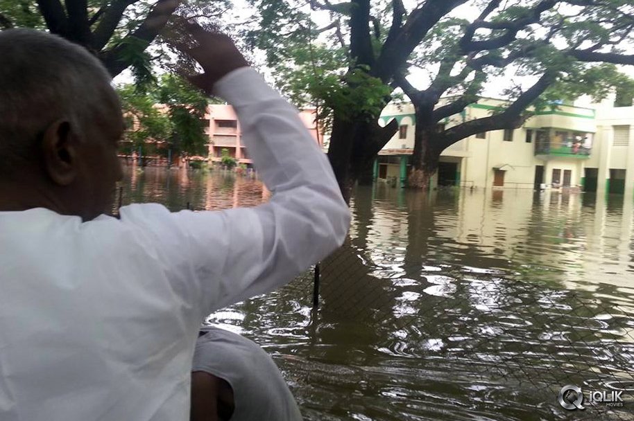 Celebs-at-Chennai-Flood-Relief-Activities